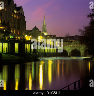 Dämmerung über die Pulteney Brücke und Fluss Avon, Bath, UNESCO World Heritage Site, Somerset, England, Vereinigtes Königreich, Europa Stockfoto