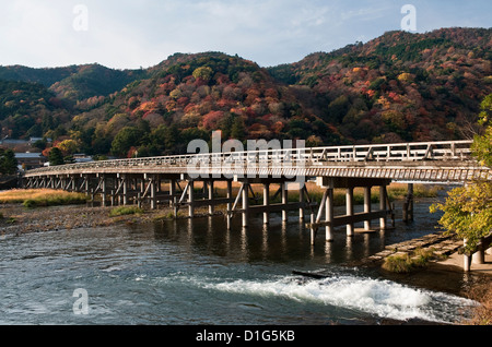 Ein Blick auf die 'moon Crossing Bridge' (Togetsukyo) am Katsura-Fluss unterhalb des Arashiyama-Berges, im Herbst - Arashiyama, Kyoto, Japan Stockfoto