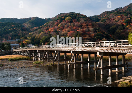 Ein Blick auf die 'moon Crossing Bridge' (Togetsukyo) am Katsura-Fluss unterhalb des Arashiyama-Berges, im Herbst - Arashiyama, Kyoto, Japan Stockfoto