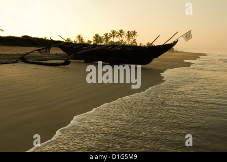 Sonnenaufgang über dem traditionellen Fischerboot und Strand, Benaulim, Goa, Indien, Asien Stockfoto