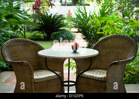 Terrasse-Tisch und Stühle im Hotel, Kochi (Cochin), Kerala, Indien, Asien Stockfoto