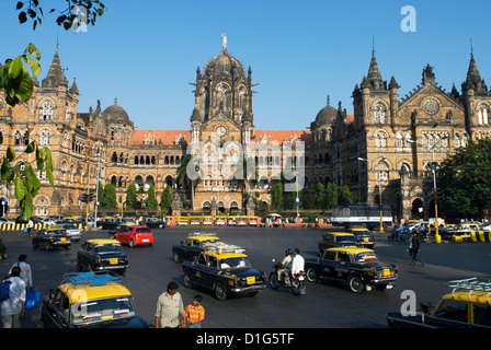 Verkehrsreiche Kreuzung außerhalb Victoria Terminus (Chhatrapati Shivaji Terminus), Mumbai (Bombay), Maharashtra, Indien, Asien Stockfoto