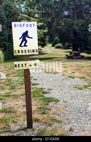 Bigfoot Zeichen überschreiten; Marker; Warnung bei der Harry und die Hendersons Drehort, Einstellung, North Cascades, Washington. Stockfoto