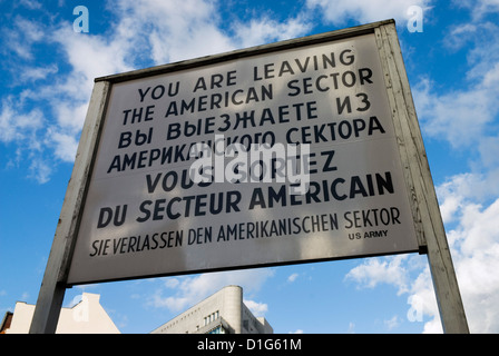 Kalten Krieges Schild am Check Point Charlie, Berlin, Deutschland, Europa Stockfoto