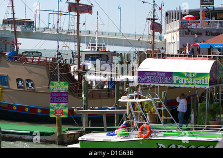 Einzelhandel in Johns Pass Village befindet sich an der Uferpromenade in Madeira Beach, Florida, USA. Stockfoto