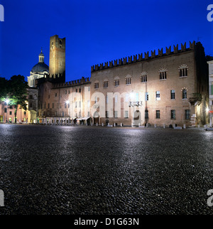 Piazza Sordello und Torre della Gabbia, Mantua, Lombardei, Italien, Europa Stockfoto