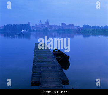 Dawn Nebel über Altstadt und See Inferiore, Mantua, Lombardei, Italien, Europa Stockfoto