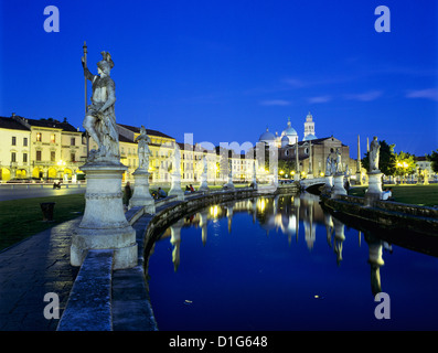 Prato della Valle und Santa Giustina bei Nacht, Padua, Venetien, Italien, Europa Stockfoto