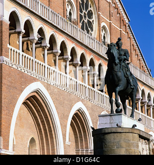 Fassade des Il Santo (Basilica di San Antonio) mit Donatello Denkmal Gattamelata, Padua, Venetien, Italien, Europa Stockfoto