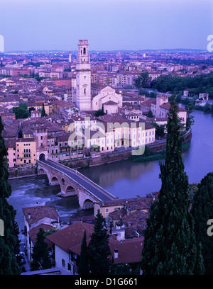 Blick über die Stadt mit Ponte Pietra und Etsch in der Morgendämmerung, Verona, UNESCO-Weltkulturerbe, Veneto, Italien, Europa Stockfoto