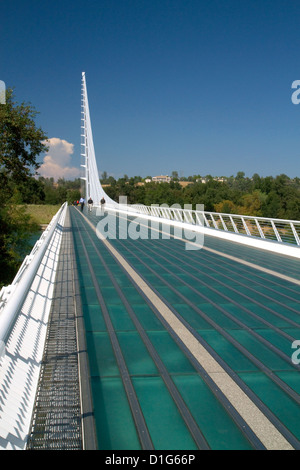 Das Sundial Bridge im Turtle Bay über den Sacramento River in Redding, Kalifornien, USA. Stockfoto