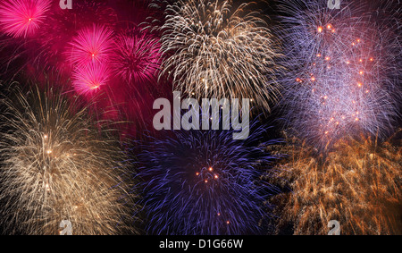 Prächtige Feuerwerk am Nachthimmel Sommer Stockfoto