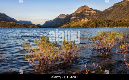 Über den See ist der Prince Of Wales Hotel und das hinteren Ende des Sees ist Glacier National Park in den Staaten. Stockfoto