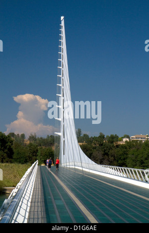 Das Sundial Bridge im Turtle Bay über den Sacramento River in Redding, Kalifornien, USA. Stockfoto