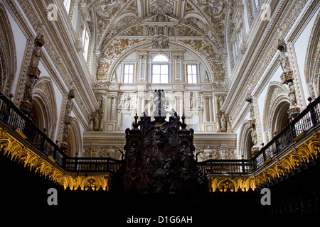 Innenansicht der Kathedrale Moschee (Mezquita) in Córdoba, Spanien, beleuchtete Mahagoni Chorgestühl. Stockfoto