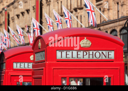 Rotes Telefon-Boxen gegenüber Harrods, Knightsbridge, London, England, Vereinigtes Königreich, Europa Stockfoto