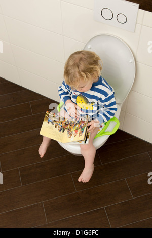 Kleiner Junge sitzt auf Toilette mit gequälten Gesicht Stockfoto, Bild: 7647754 - Alamy