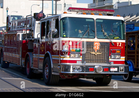 San Francisco-Feuerwehr Leiterwagen fahren in San Francisco, Kalifornien, USA. Stockfoto