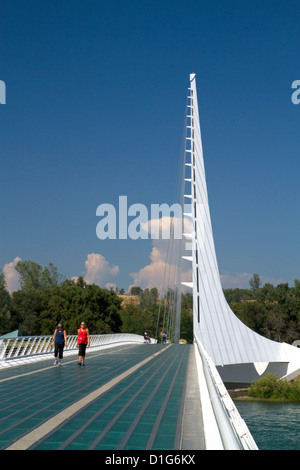 Das Sundial Bridge im Turtle Bay über den Sacramento River in Redding, Kalifornien, USA. Stockfoto