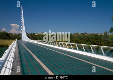 Das Sundial Bridge im Turtle Bay über den Sacramento River in Redding, Kalifornien, USA. Stockfoto