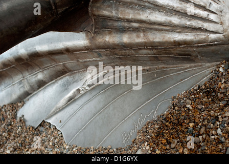 eine Nahaufnahme Bild des Details der Unterschrift des Hambling auf die Jakobsmuschel Skulptur in Aldeburgh. Stockfoto