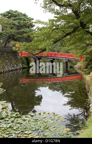 Rote Brücke des Hirosa auf dem Gelände des Schloss Hirosaki, Aomori, Japan. Stockfoto