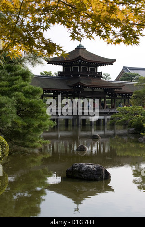 Taihei-Kaku-Brücke in der Heian-Jingu-Schrein (angeblich die ursprüngliche Brücke in der Geschichte von Memoirs of a Geisha) Kyoto, Japan. Stockfoto