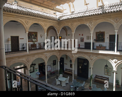 Innenhof des spanischen Staates Hotels Parador de Ubeda in Andalusien Spanien, befindet sich in einem Palast aus dem 16. Jahrhundert Stockfoto