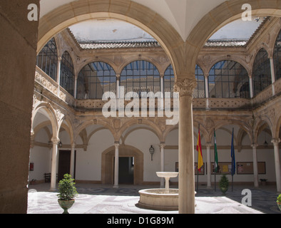 Ubeda in Andalusien ist ein UNESCO-Weltkulturerbe mit Renaissance-Palästen und Kirchen, Hospital de Santiago Hof Stockfoto