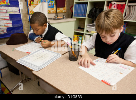 Zweite Klasse Grundschulkinder tragen Uniformen komplette Schule arbeitest du für katholische Privatschule in Austin, Texas Stockfoto