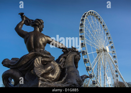 Marinekriegs-Denkmal von Amphritite und Pferde mit Riesenrad im Hintergrund. The Hoe, Plymouth, Devon. GROSSBRITANNIEN Stockfoto