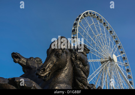 Marinekriegs-Denkmal von Amphritite und Pferde mit Riesenrad im Hintergrund. The Hoe, Plymouth, Devon. GROSSBRITANNIEN Stockfoto