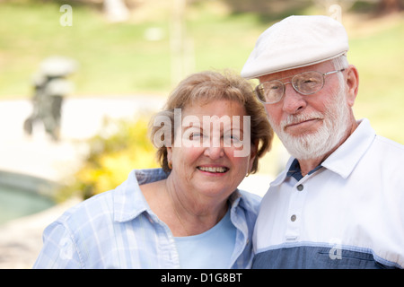 Gerne älteres Paar einander im Park genießen. Stockfoto