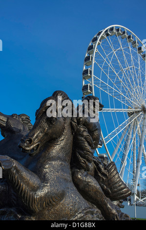 Marinekriegs-Denkmal von Amphritite und Pferde mit Riesenrad im Hintergrund. The Hoe, Plymouth, Devon. GROSSBRITANNIEN Stockfoto