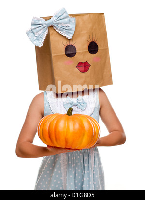 Mädchen trägt ein blaues Kleid und glücklich Tasche Gesicht über den Kopf, Isolated on White Background. Stockfoto