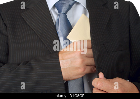 Setzen einen Umschlag in seine Jackentasche - Konzept der Bestechung Geschäftsmann Stockfoto