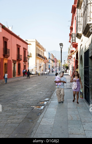 Menschen, die ein Spaziergang in der Fußgängerzone Calle Macedonio Alcala Kulisse des kolonialen Gebäuden & fernen Berge Oaxaca Stockfoto