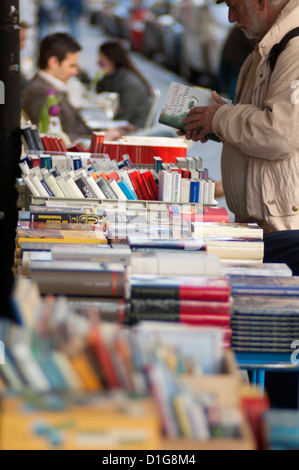 Mann vor einer Buchhandlung in München Stockfoto