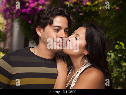 Attraktive hispanische Brautpaar im Park amüsieren. Stockfoto