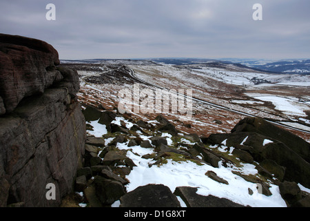 Winterschnee auf Stanage Edge, Peak District National Park, Grafschaft Derbyshire, England, UK Stockfoto