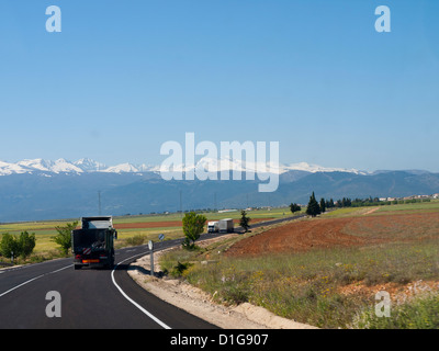 Unterwegs in Andalusien Spanien bedeckt Ebenen mit Schnee Sierra Nevada Stockfoto