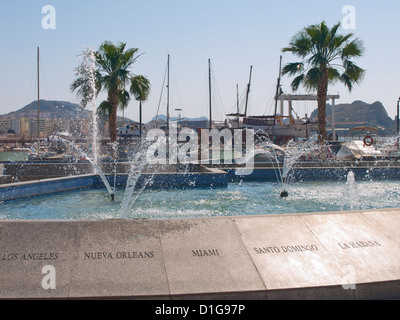 Brunnen im Hafen von Aguilas Murcia Spanien mit Namen der Reiseziele in der "neuen Welt" Stockfoto