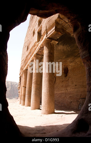 Blick von der Hauptkammer der Königsgräber in Richtung der Spalten in den Vorhof, Petra, Jordanien. Stockfoto