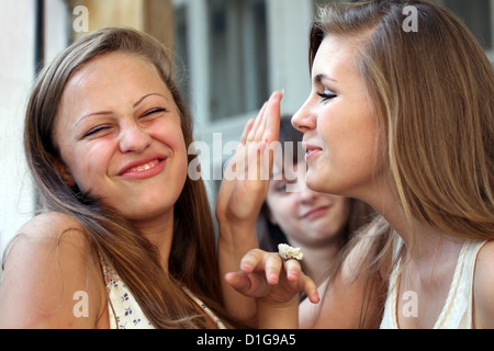 Schüler Mädchen unterhalten und lachen Stockfoto