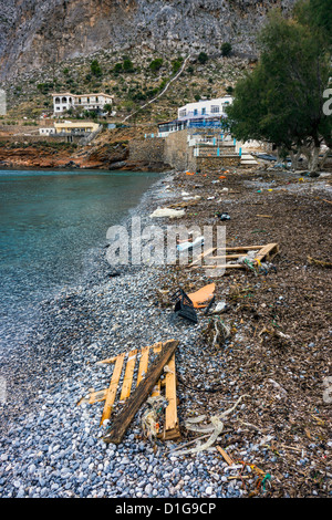 Strand Schutt, Müll, Müll angespült nach Sturm, Kalymnos. Griechenland Stockfoto