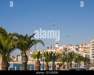 Paseo de Parra in Aguilas, Murcia Spanien mit Palmen Bäume Windmühle und Strand Stockfoto