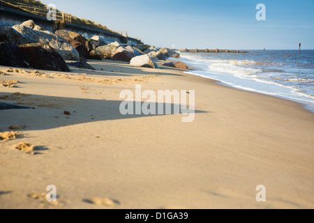 Bei Ebbe Strand von Eccles-on-Sea, Norfolk, Großbritannien Stockfoto