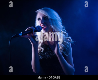 A 16 17 jährige schlanke blonde Teenager-Mädchen, singen, Sänger UK Stockfoto