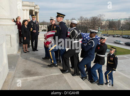 Die Flagge gehüllt Sarg von US-Senator Daniel Inouye, der zweite am längsten amtierende Senator in der Geschichte erfolgt in der Rotunde des Kapitols 20. Dezember 2012 in Washington, DC. Inouye wurde eine Ehrenmedaille Empfänger und erste japanische amerikanische Senator überhaupt dienen starb im Alter von 88 Jahren der respiratorischen Komplikationen. Stockfoto