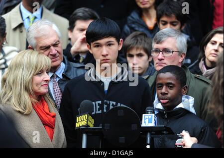 20. Dezember 2012 - Manhattan, New York, USA - Co-Chair der staatliche Gesetzgeber gegen illegale Waffen Assemblymember MICHELLE SCHIMEL blickt auf eine als Lachlan Woolsey, 13 von Manhattan und Tyrrell Moore, 13 Brooklyn diskutieren ihre Petition '' Jugend Nachfrage: Ende Gun Gewalt Now'', als Gesetzgeber fordern die schnelle Verabschiedung des stärkeren staatlichen Gesetze, Waffengewalt auf einer Pressekonferenz auf den Stufen des Rathauses zu reduzieren , Donnerstag, 20. Dezember 2012. (Bild Kredit: Bryan Smith/ZUMAPRESS.com ©) Stockfoto